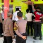 PROFIL: Petugas kepolisian melakukan penyelidikan lebih lanjut terhadap korban yang meninggal dunia di dalam kamar kos di Kecamatan Batuan (dok: Istimewa/Redaksi Rekam Satu)