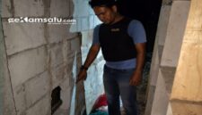 PROFIL: Petugas kepolisian menunjukkan lokasi kejadian pembobolan toko milik warga Desa Dungkek (dok: istimewa/Redaksi Rekam Satu)