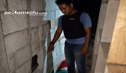 PROFIL: Petugas kepolisian menunjukkan lokasi kejadian pembobolan toko milik warga Desa Dungkek (dok: istimewa/Redaksi Rekam Satu)