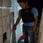 PROFIL: Petugas kepolisian menunjukkan lokasi kejadian pembobolan toko milik warga Desa Dungkek (dok: istimewa/Redaksi Rekam Satu)