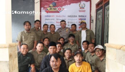 KOMPAK: Kapolresta Sumenep Kombes Pol. Ariek Indra Sentanu (tengah) foto bersama dengan pengurus DPC PWRI Sumenep (dok: Redaksi Rekam Satu)