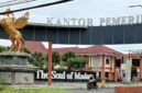 PROFIL: Salah satu pengendara sepeda motor melintas di depan Kantor Pemkab Sumenep (dok: istimewa/Redaksi Rekam Satu)
