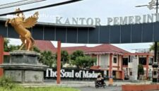 PROFIL: Salah satu pengendara sepeda motor melintas di depan Kantor Pemkab Sumenep (dok: istimewa/Redaksi Rekam Satu)