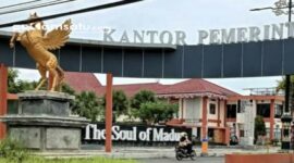 PROFIL: Salah satu pengendara sepeda motor melintas di depan Kantor Pemkab Sumenep (dok: istimewa/Redaksi Rekam Satu)