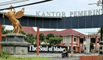 PROFIL: Salah satu pengendara sepeda motor melintas di depan Kantor Pemkab Sumenep (dok: istimewa/Redaksi Rekam Satu)