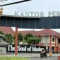 PROFIL: Salah satu pengendara sepeda motor melintas di depan Kantor Pemkab Sumenep (dok: istimewa/Redaksi Rekam Satu)