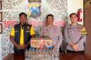 PROFIL : Petugas kepolisian menunjukkan BB minuman keras yang berhasil diamankan (dok: istimewa/Redaksi Rekam Satu)