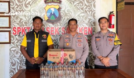 PROFIL : Petugas kepolisian menunjukkan BB minuman keras yang berhasil diamankan (dok: istimewa/Redaksi Rekam Satu)