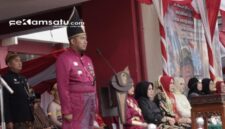 Keterangan foto: Bupati Sumenep Achmad Fauzi Wongsojudo memimpin upacara HUT ke-81 RI di depan kantor Pemkab Sumenep (dok: istimewa/Redaksi Rekam Satu)