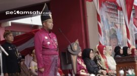 Keterangan foto: Bupati Sumenep Achmad Fauzi Wongsojudo memimpin upacara HUT ke-81 RI di depan kantor Pemkab Sumenep (dok: istimewa/Redaksi Rekam Satu)