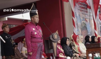 Keterangan foto: Bupati Sumenep Achmad Fauzi Wongsojudo memimpin upacara HUT ke-81 RI di depan kantor Pemkab Sumenep (dok: istimewa/Redaksi Rekam Satu)