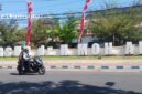 PROFIL: Salahsatu pengendara sepeda motor melintas di depan gedung RSUDMA Sumenep (dok: istimewa/Redaksi Rekam Satu)