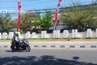 PROFIL: Salahsatu pengendara sepeda motor melintas di depan gedung RSUDMA Sumenep (dok: istimewa/Redaksi Rekam Satu)
