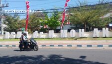 PROFIL: Salahsatu pengendara sepeda motor melintas di depan gedung RSUDMA Sumenep (dok: istimewa/Redaksi Rekam Satu)