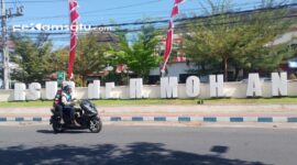 PROFIL: Salahsatu pengendara sepeda motor melintas di depan gedung RSUDMA Sumenep (dok: istimewa/Redaksi Rekam Satu)