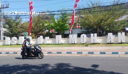 PROFIL: Salahsatu pengendara sepeda motor melintas di depan gedung RSUDMA Sumenep (dok: istimewa/Redaksi Rekam Satu)