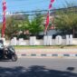 PROFIL: Salahsatu pengendara sepeda motor melintas di depan gedung RSUDMA Sumenep (dok: istimewa/Redaksi Rekam Satu)